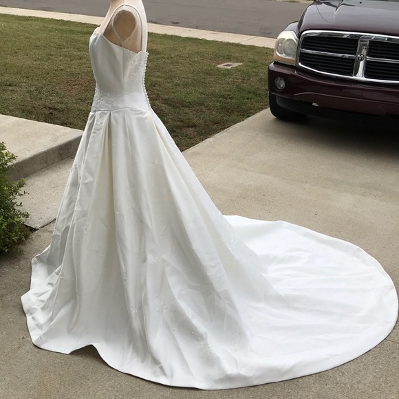 Off-White Beaded Strap Wedding Gown with Train – Size 10 | Divas & Queens - Picture 4 of 14